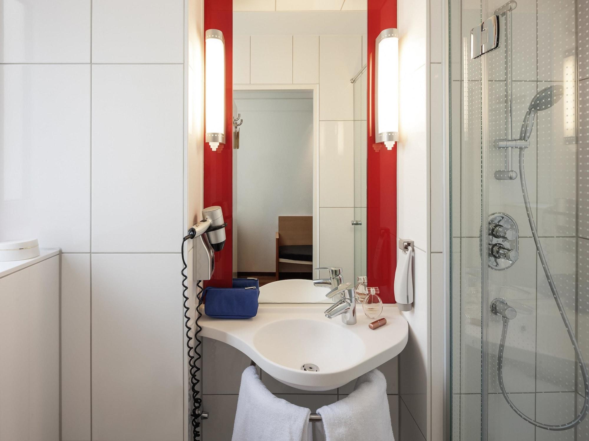 Ibis Hauptbahnhof Hotel 2*
