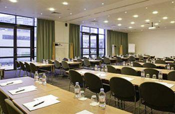 Ibis Hauptbahnhof Hotel 2*